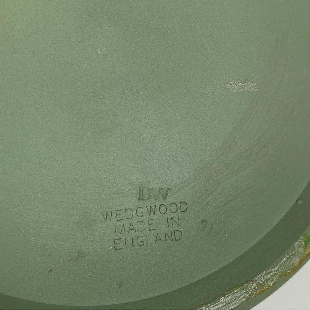 Wedgwood Sage Green Jasperware Lidded Round Box Large 5" Spike Knob Vtg Vines - Picture 10 of 16